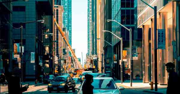 宝马汽车钢圈跳动,2012年宝马5系发动机喘气